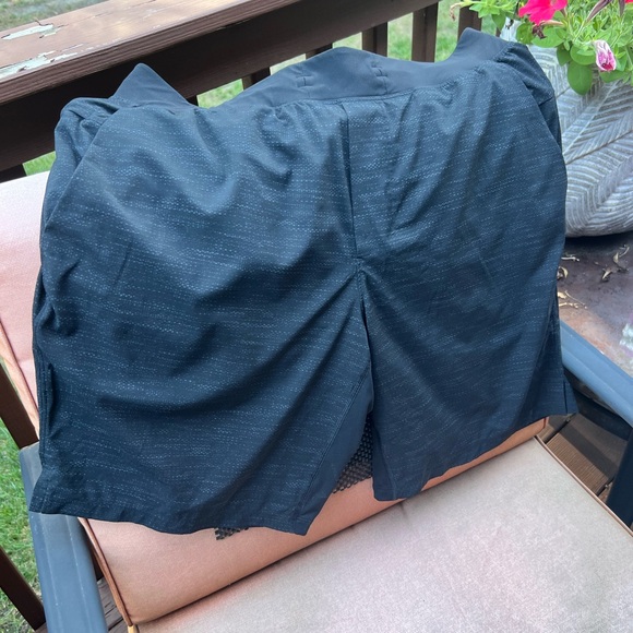 Lululemon T.H.E. Short “LINERLESS” 9” - Picture 2 of 6